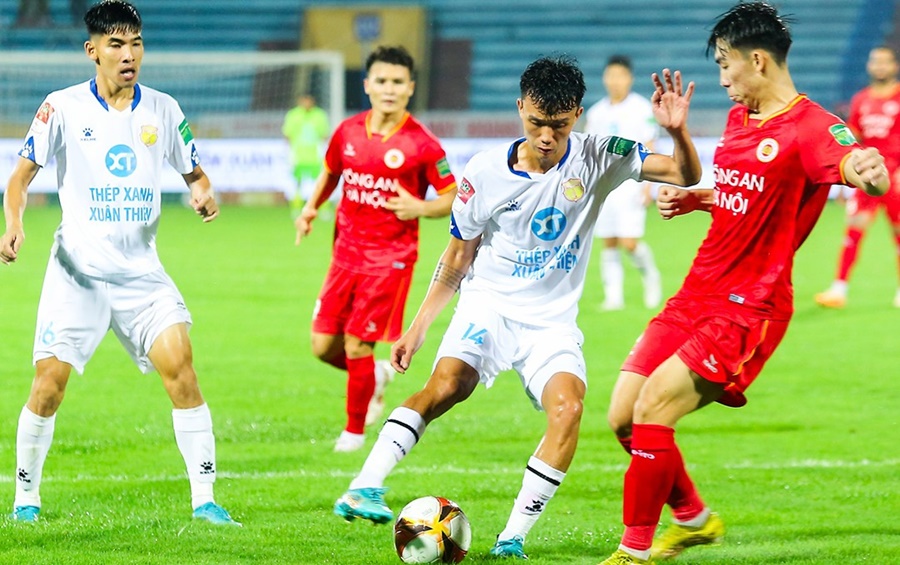 Nam Định thi&ecirc;́u m&ocirc;̣t loạt trụ c&ocirc;̣t, CAHN thắng nhờ b&agrave;n thắng từ penalty ở ph&uacute;t 90+5