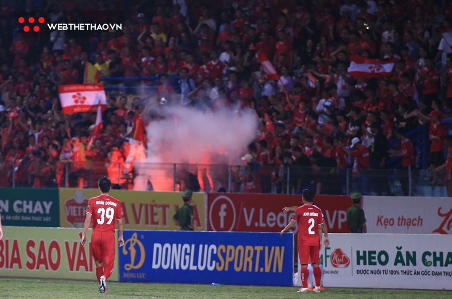 CĐV nhí bị bỏng vì pháo sáng ở trận Hà Nội vs Hải Phòng