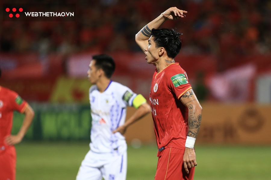 Lời trần tình của Đoàn Văn Hậu khi sút bóng vào CĐV
