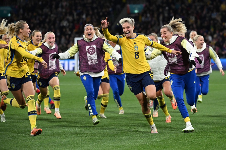 Mỹ trở thành cựu vương World Cup khi thua đau ở loạt luân lưu 11m