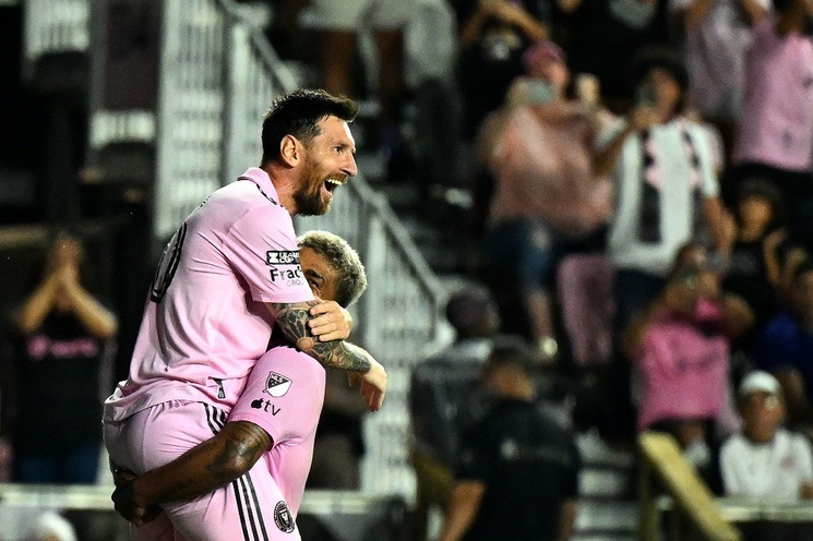 Vì sao trọng tài từ chối và sau đó công nhận bàn thắng của Messi? Vì sao trọng tài từ chối và sau đó công nhận bàn thắng của Messi?