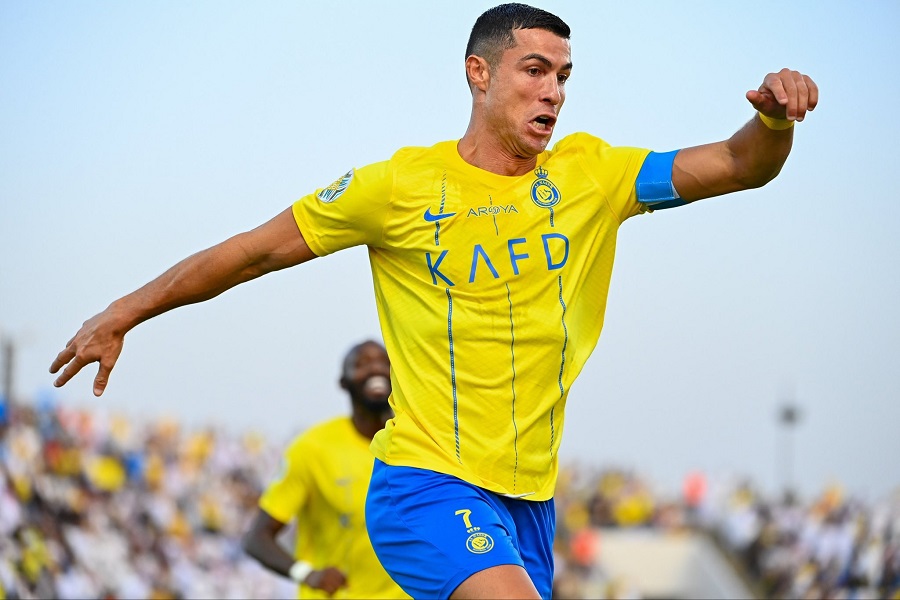 Sau khi ghi bàn, Ronaldo được đối phương dùng cách kỳ lạ để chụp ảnh chung