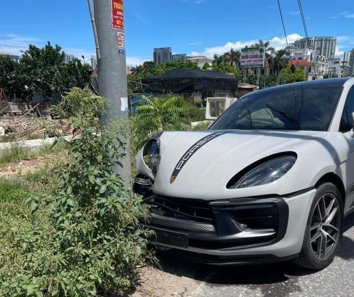Xế hộp nghi của một hậu vệ nổi tiếng ở Việt Nam gặp tai nạn