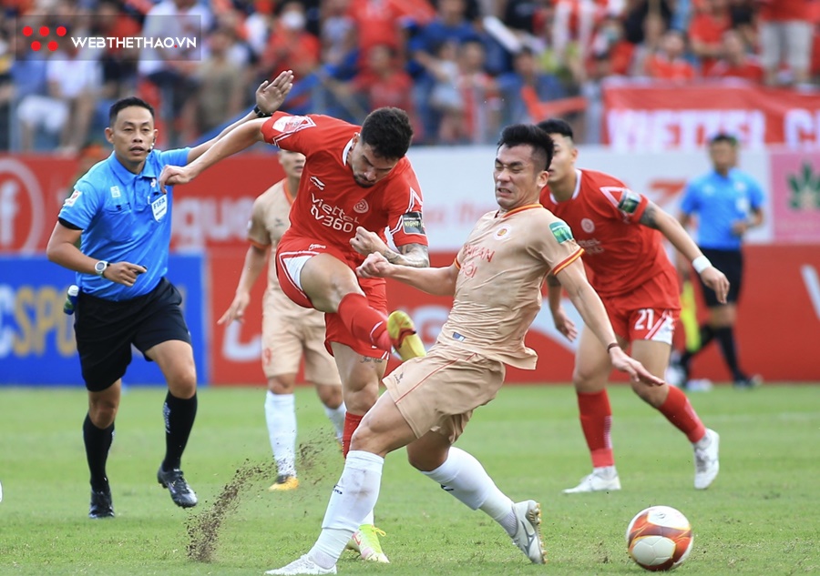 Viettel thua chóng vánh trong 14 phút, CAHN tiến gần chức vô địch V.League 2023