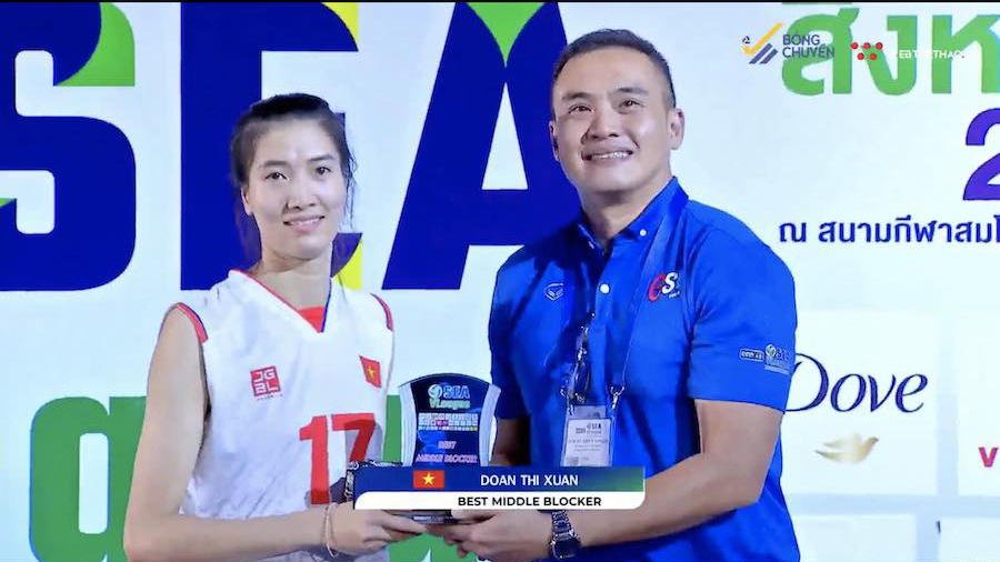 Giải b&oacute;ng chuyền SEA V.League trao giải một c&aacute;ch kỳ lạ cho Đo&agrave;n Thị Xu&acirc;n