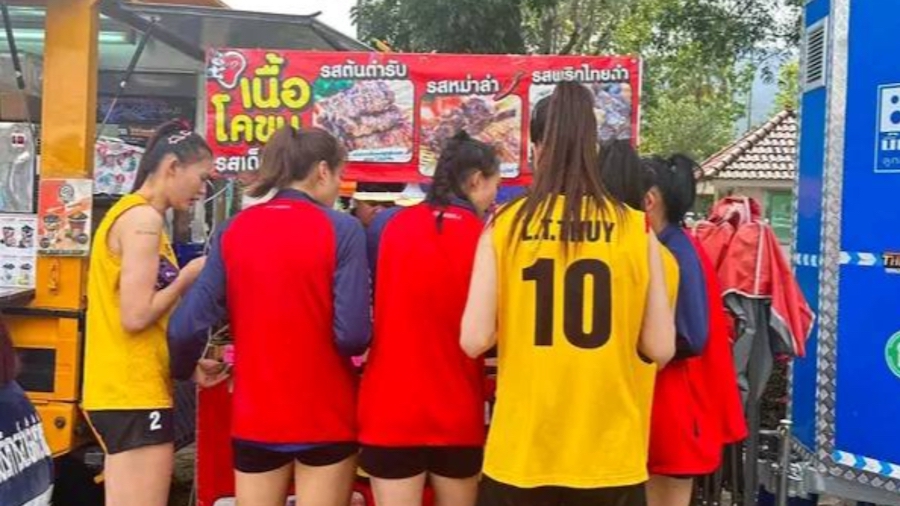 CĐV Thái Lan bắt gặp tuyển bóng chuyền nữ Việt Nam tận hưởng ẩm thực đường phố CĐV Thái Lan bắt gặp tuyển bóng chuyền nữ Việt Nam tận hưởng ẩm thực đường phố