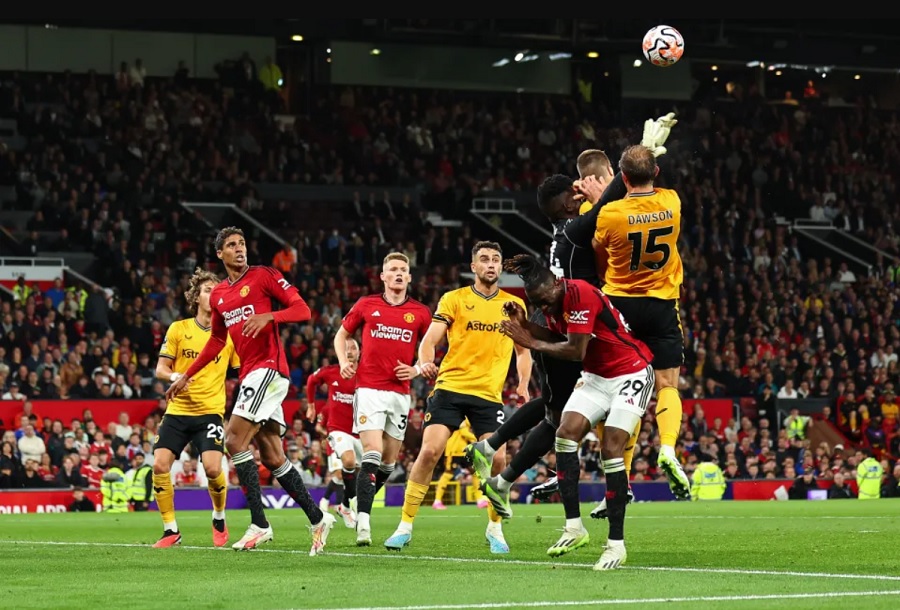 Onana và MU thoát khỏi quả phạt đền trước Wolves ở phút bù giờ?