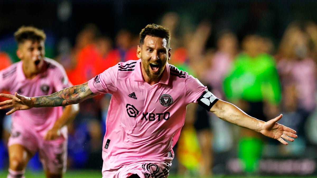 Lionel Messi gi&agrave;nh bao nhi&ecirc;u danh hiệu trong sự nghiệp, v&agrave; đang bị ai cạnh tranh kỷ lục?