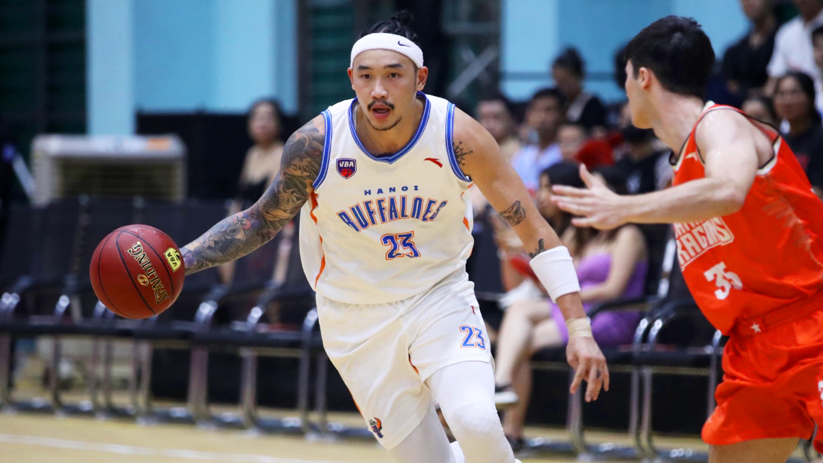 Jairus Holder cùng HLV Todd Purves “đi tắm sớm”, Hanoi Buffaloes thắng dễ Danang Dragons