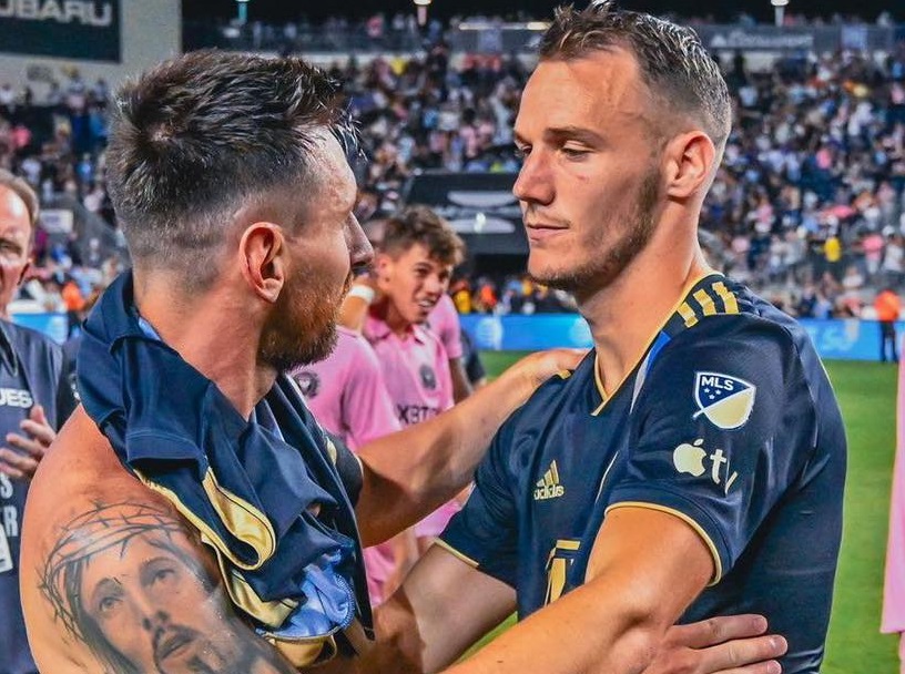 Bình luận bất ngờ của vợ cầu thủ Philadelphia khi chụp ảnh cùng Messi Bình luận bất ngờ của vợ cầu thủ Philadelphia khi chụp ảnh cùng Messi