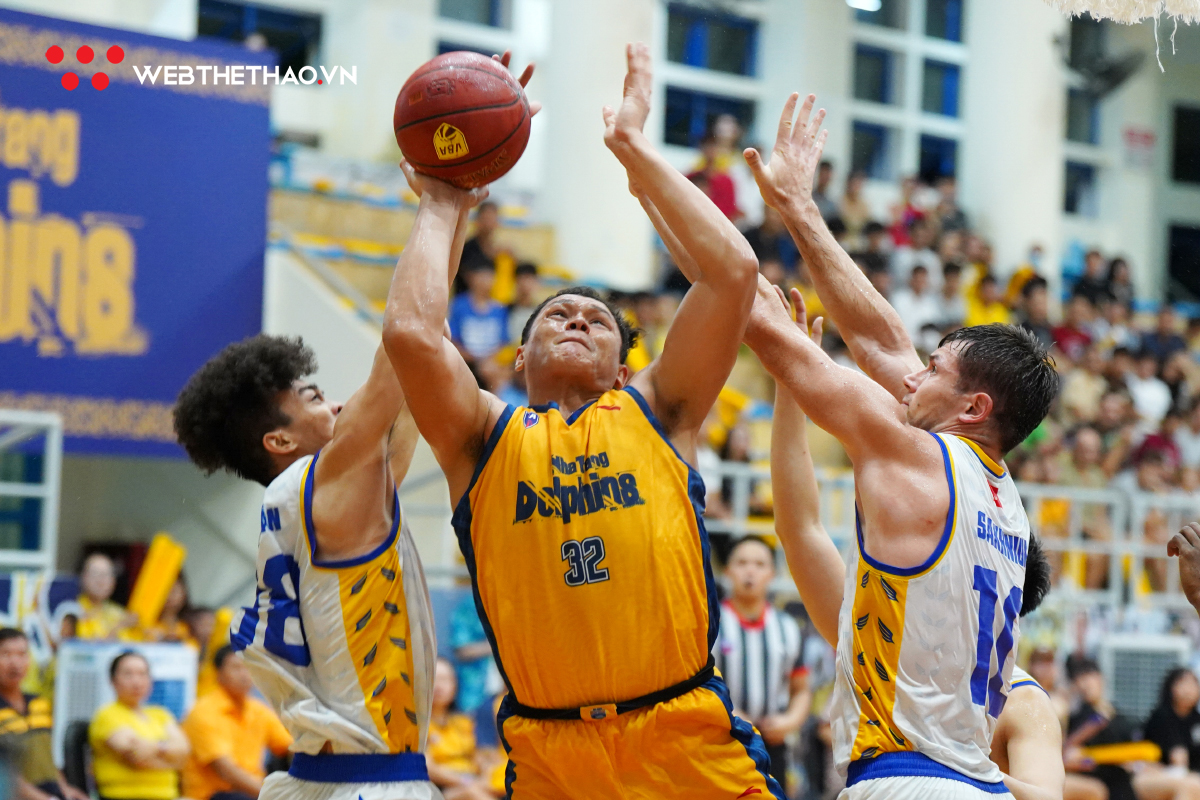 Chùm ảnh: Nha Trang Dolphins hạ gục City Wings trên sân nhà, chốt vé Playoffs VBA 2023