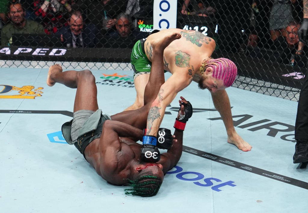 UFC 292: Sean O'Malley tung đòn như dao cạo, giật đai từ Aljamain Sterling