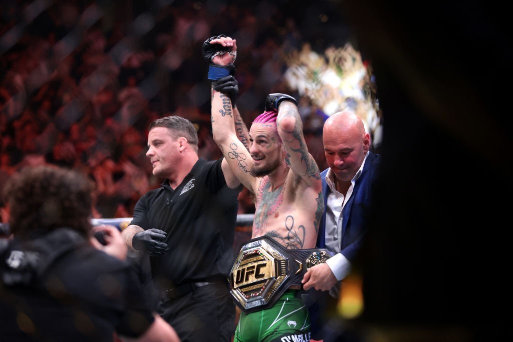 Vừa l&ecirc;n ng&ocirc;i vương UFC, Sean O'Malley bị cả hạng g&agrave; r&eacute;o t&ecirc;n