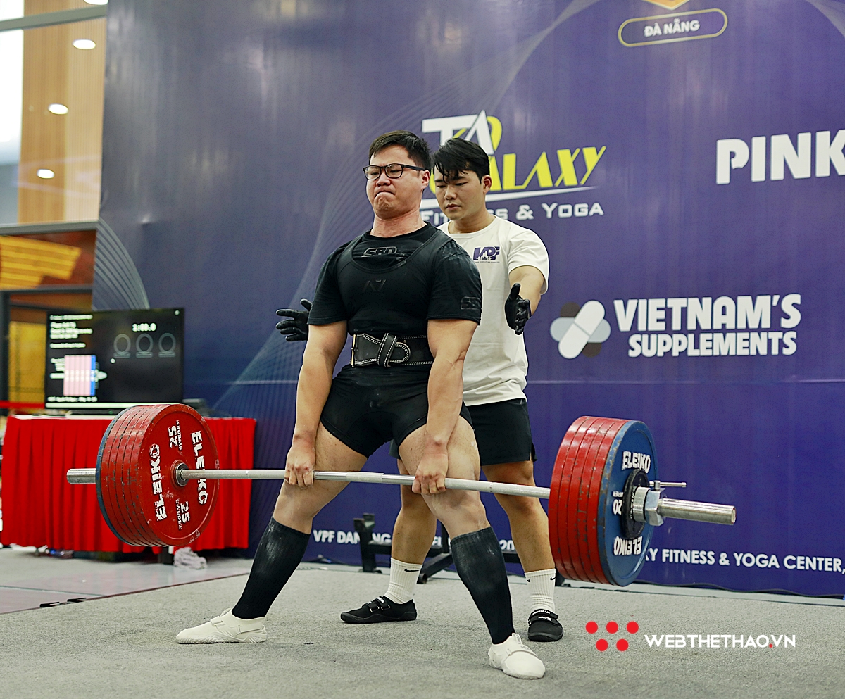 Chàng trai cận thị nâng 750 kg tạ, phá kỷ lục quốc gia ở giải Powerlifting Việt Nam 2023