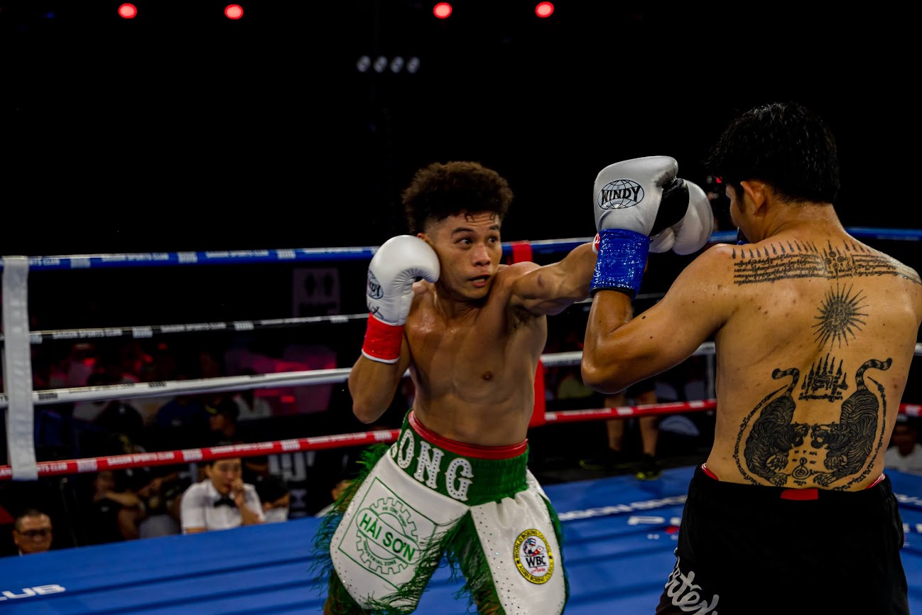 Trịnh Thế Long knockout võ sĩ Thái, mang đai bạc WBC Châu Á về Việt Nam
