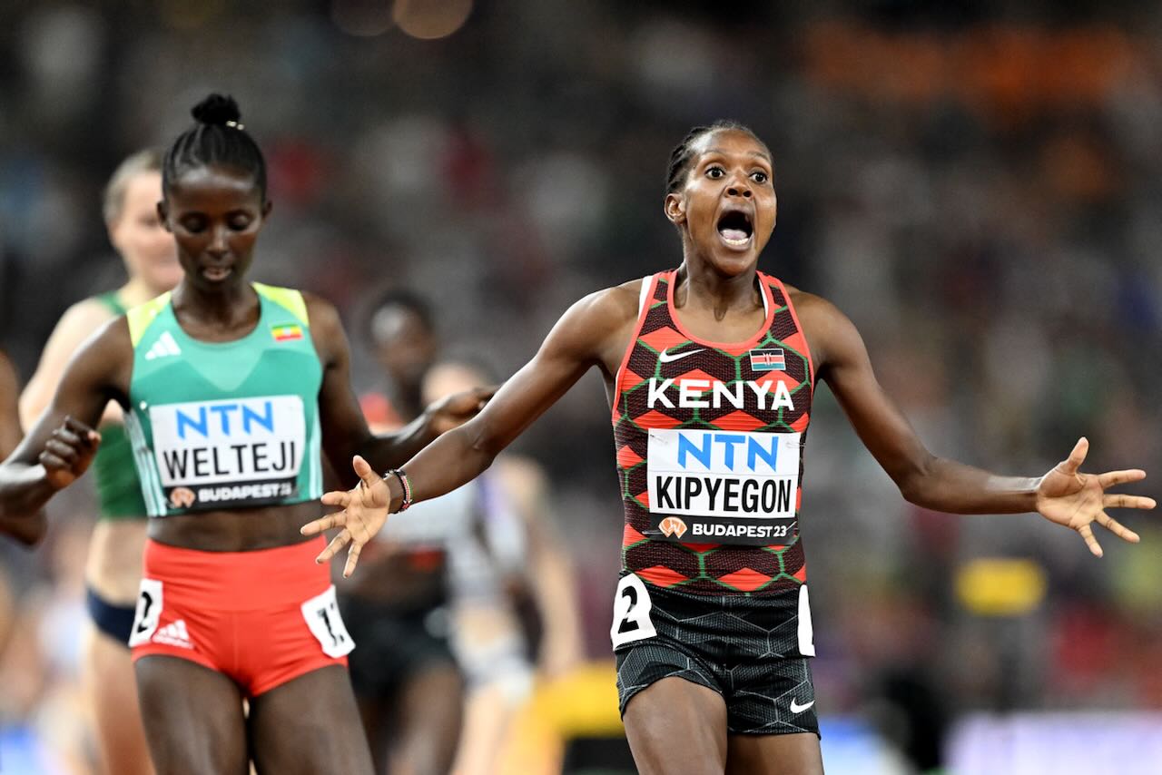 "Nữ hoàng 1.500m" Faith Kipyegon vô địch thế giới ở đường chạy Nguyễn Thị Oanh tham dự