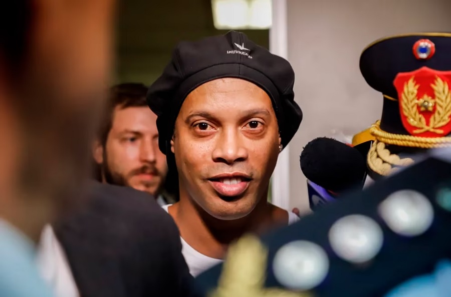 Vụ bê bối mới với Ronaldinho: Chi tiết vụ lừa đảo có thể khiến anh trở lại nhà tù