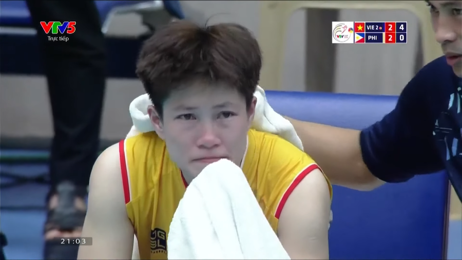 Libero Kim Li&ecirc;n kh&oacute;c từ s&acirc;n đến ph&ograve;ng thay đồ, sau set thua kh&oacute; tin tại B&aacute;n kết b&oacute;ng chuyền VTV Cup
