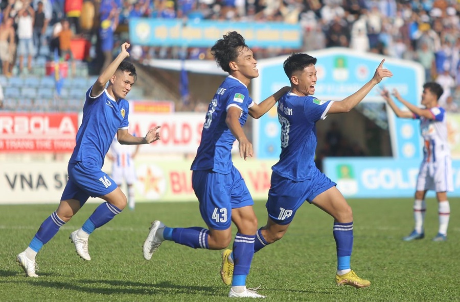 Quảng Nam sửa chữa sai lầm, phủ đầu đối thủ để thăng hạng V.League