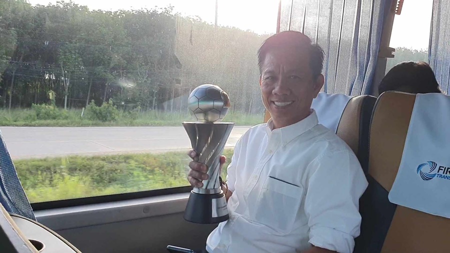 U23 Việt Nam nhận thưởng bạc tỷ, HLV Hoàng Anh Tuấn ‘khoe” cúp vô địch