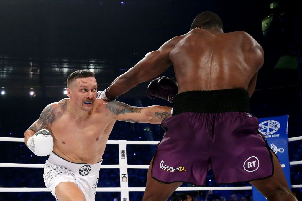 Oleksandr Usyk knockout Daniel Dubois trong tranh cãi: Trúng hạ bộ hay không?