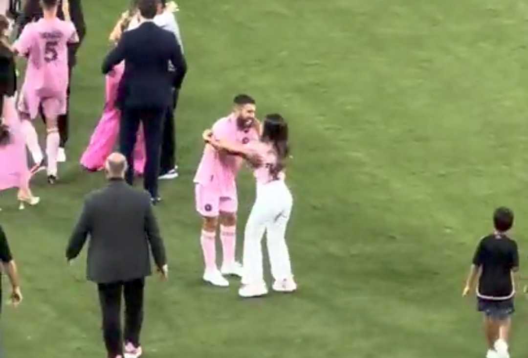 Vợ Messi suýt hôn cầu thủ khác của Inter Miami vì... nhầm lẫn