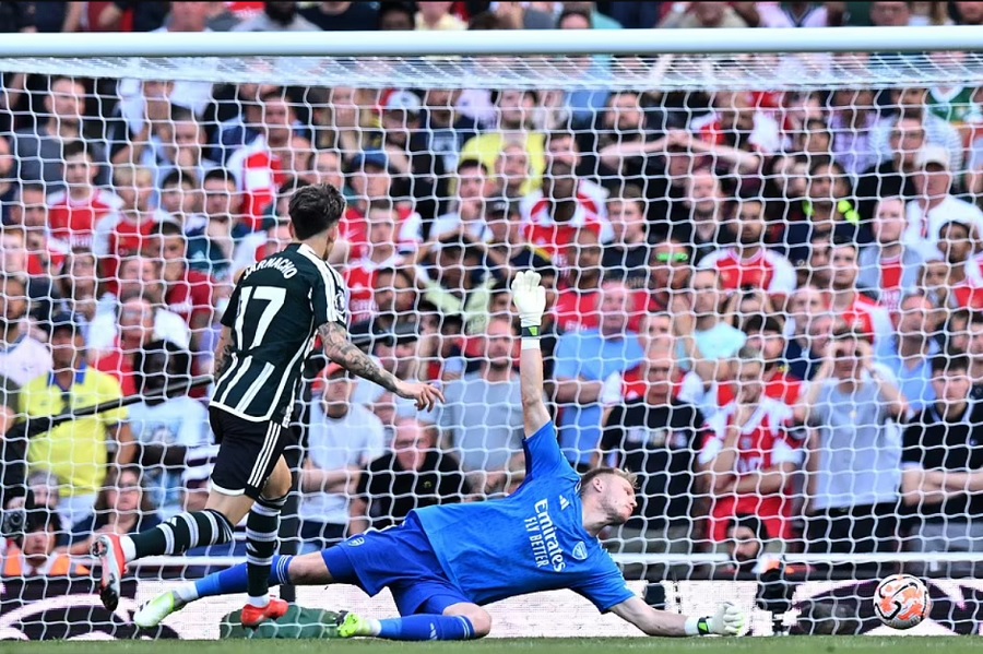 Ten Hag chỉ trích 3 quyết định của trọng tài khi MU thua ngược Arsenal