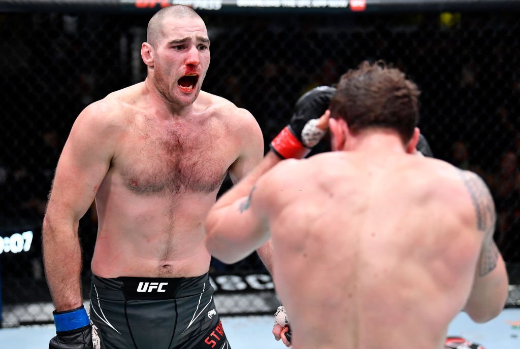 UFC 293: Sean Strickland đấm fan của Israel Adesanya khi vừa đến Úc