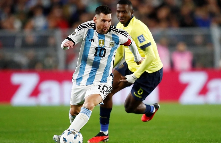 Trực tiếp Argentina vs Ecuador: Messi đá phạt thành bàn