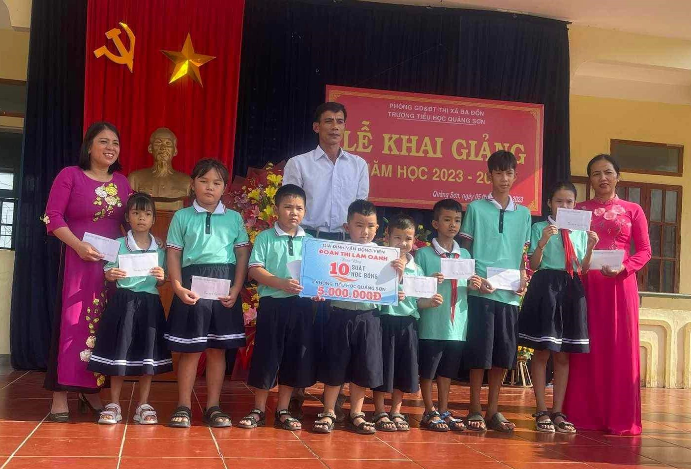 Điều đặc biệt đằng sau hoạt động thiện nguyện của gia đình chuyền hai Lâm Oanh