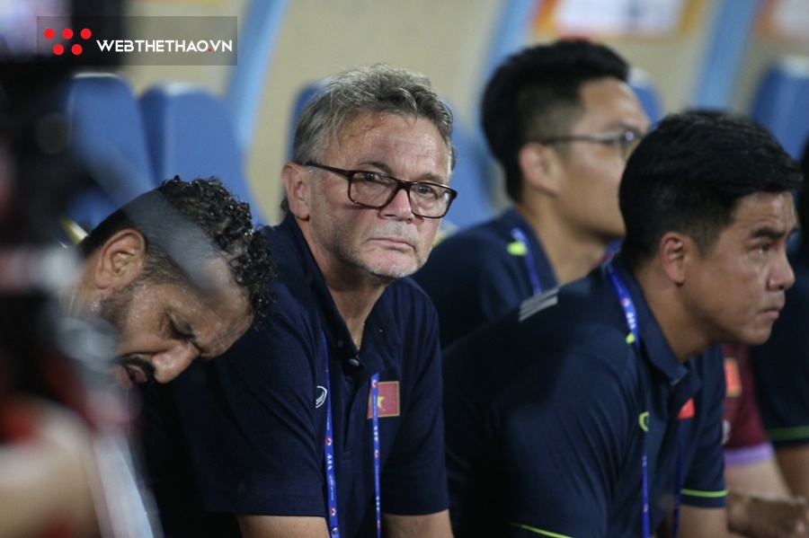 HLV Troussier khuyên Công Phượng nên rời Yokohama FC