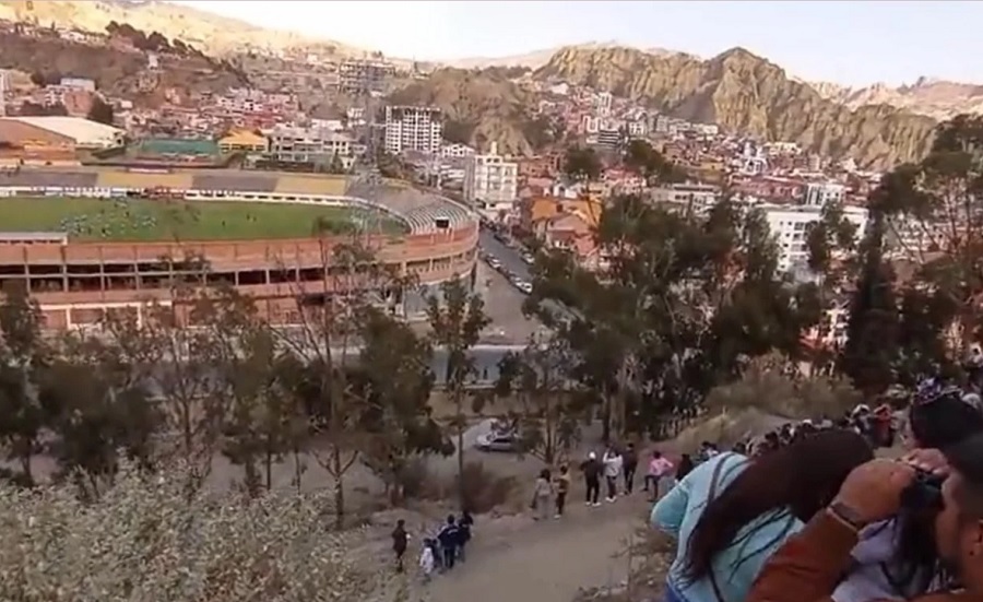 Người h&acirc;m mộ Bolivia leo n&uacute;i xem Argentina của Messi tập luyện