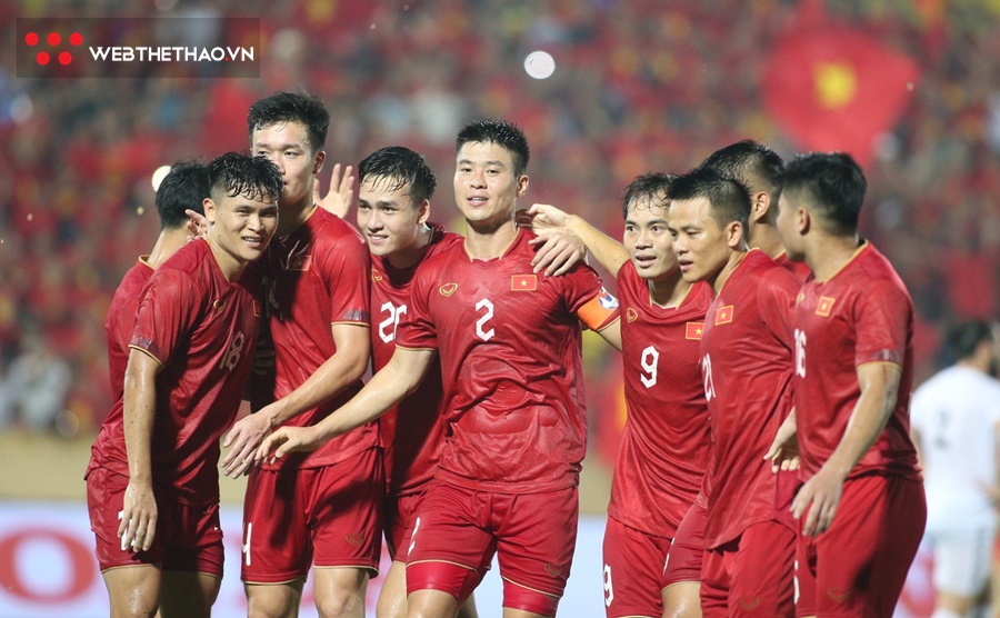 Tuyển Việt Nam tăng bậc, nới rộng khoảng cách với Thái Lan ở bảng xếp hạng FIFA Tuyển Việt Nam tăng bậc, nới rộng khoảng cách với Thái Lan ở bảng xếp hạng FIFA