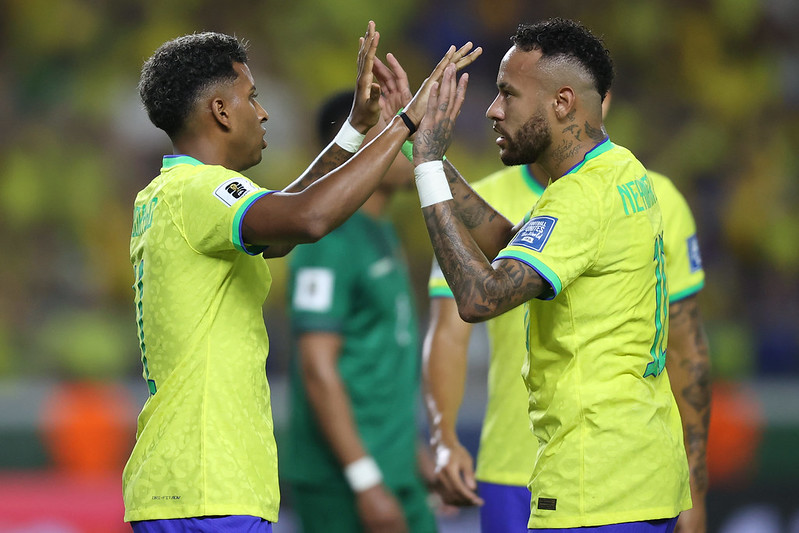 Messi và Neymar lọt vào đội hình xuất sắc nhất vòng loại World Cup Nam Mỹ
