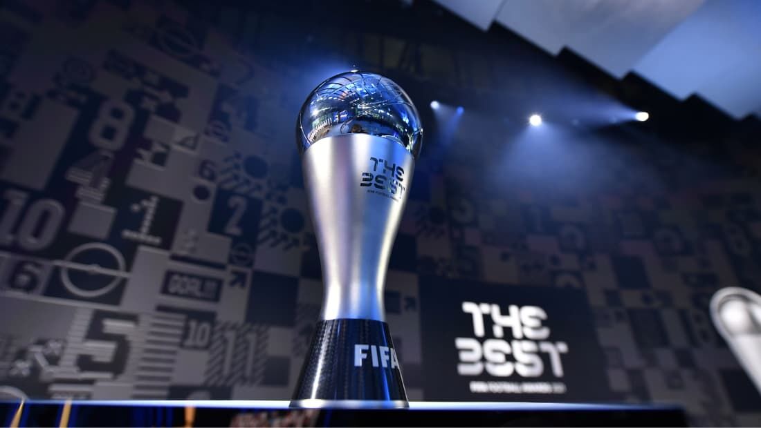 Messi lại lấn át Ronaldo trong cuộc đua danh hiệu cá nhân cao quý thứ 2 của năm Messi lại lấn át Ronaldo trong cuộc đua danh hiệu cá nhân cao quý thứ 2 của năm