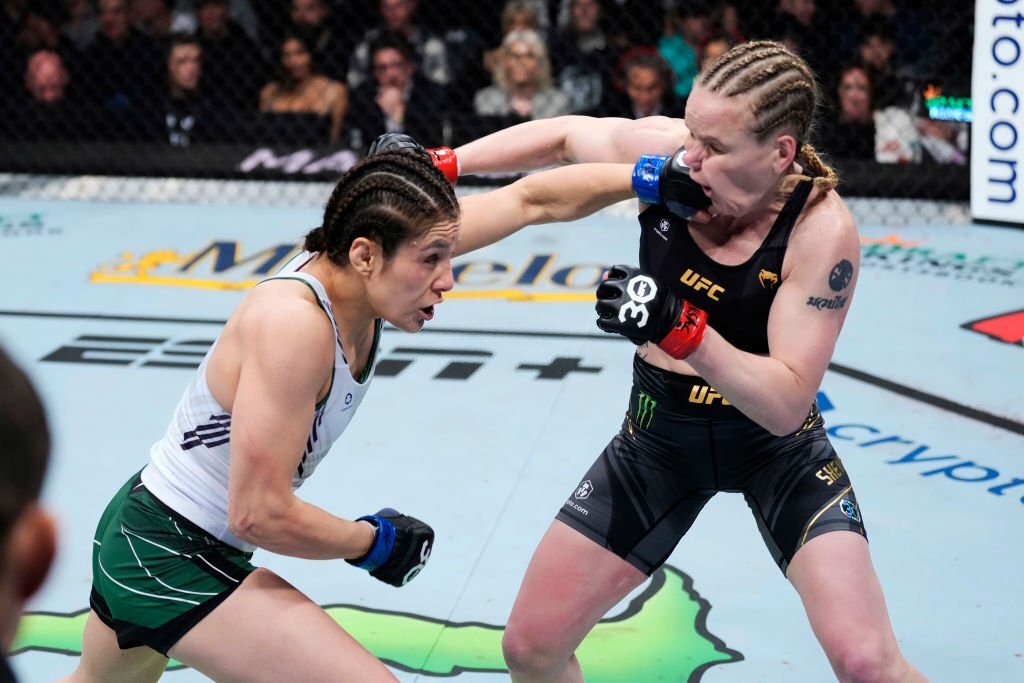 Alexa Grasso phản pháo cực gắt khi Valentina Shevchenko khoe danh hiệu