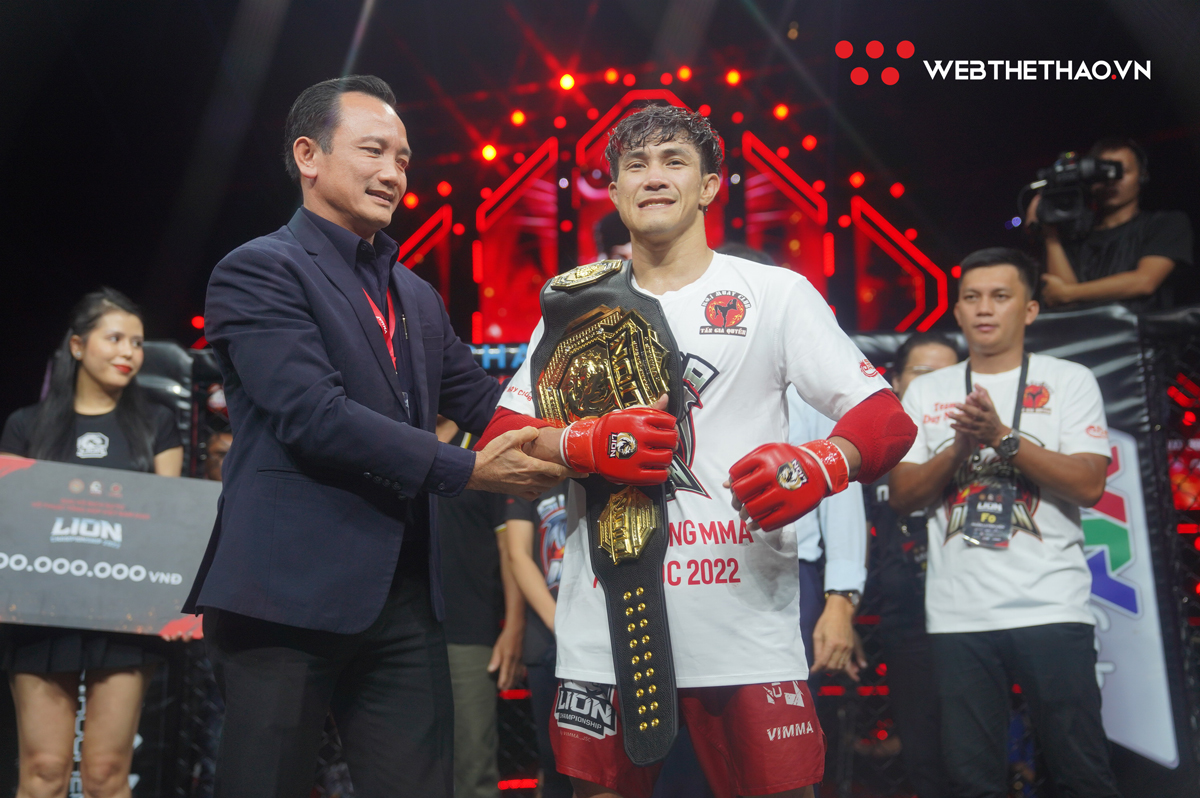 Nguyễn Trần Duy Nhất trả đai LION Championship, giải th&iacute;ch l&yacute; do