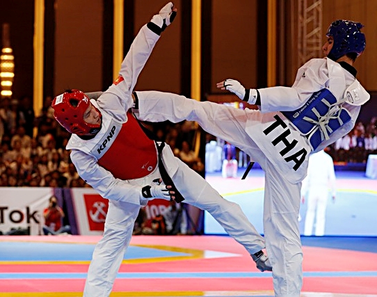 V&otilde; sỹ taekwondo Việt Nam cao 1,85m vẫn bất lực trước 