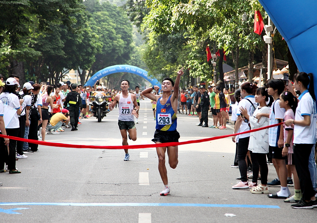 Hai VĐV SEA Games so tài hấp dẫn ở giải chạy báo Hànộimới mở rộng 2023