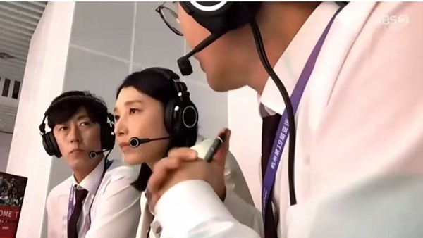 Nữ hoàng bóng chuyền Hàn Quốc "đứng hình" chứng kiến đàn em bị ĐT Việt Nam ngược dòng