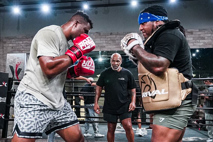 Francis Ngannou liên tục bị giới Boxing chê kỹ năng thậm tệ