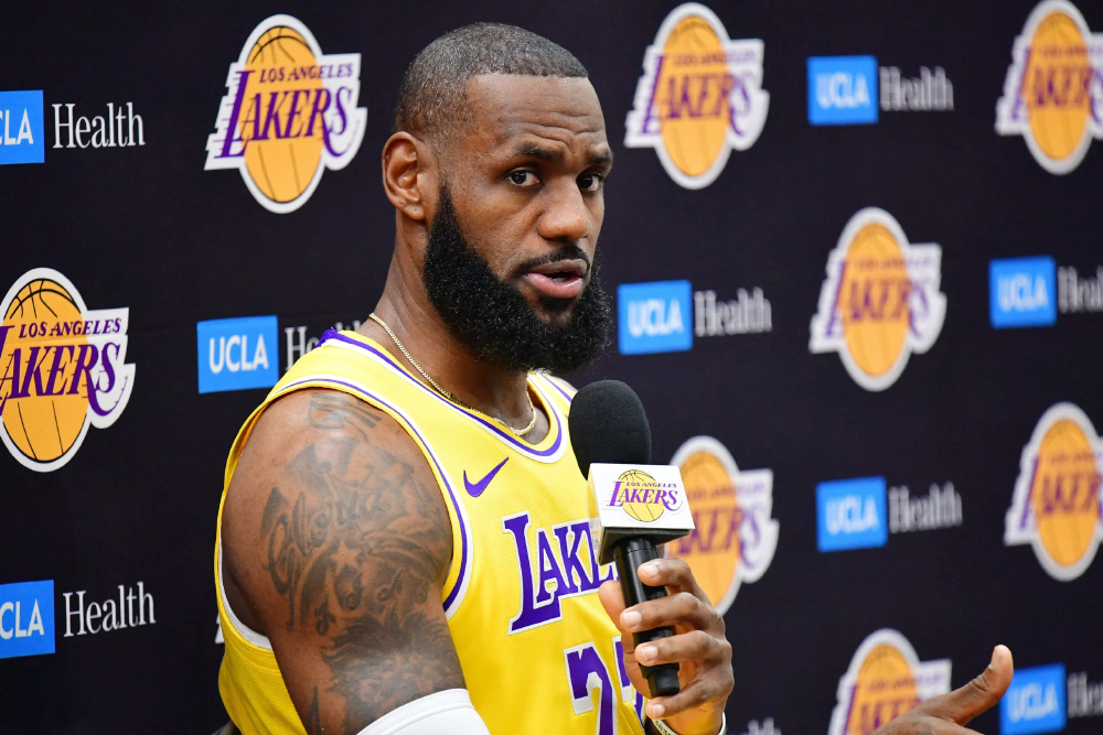Phản ứng hài hước của LeBron James khi trở thành cầu thủ già nhất NBA