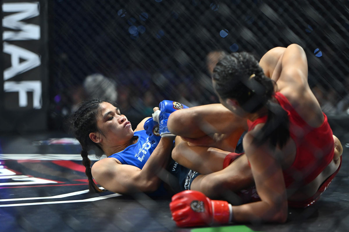 LION Championship 10: Thanh Trúc bảo vệ đai nhờ đòn bẻ chân hiểm hóc