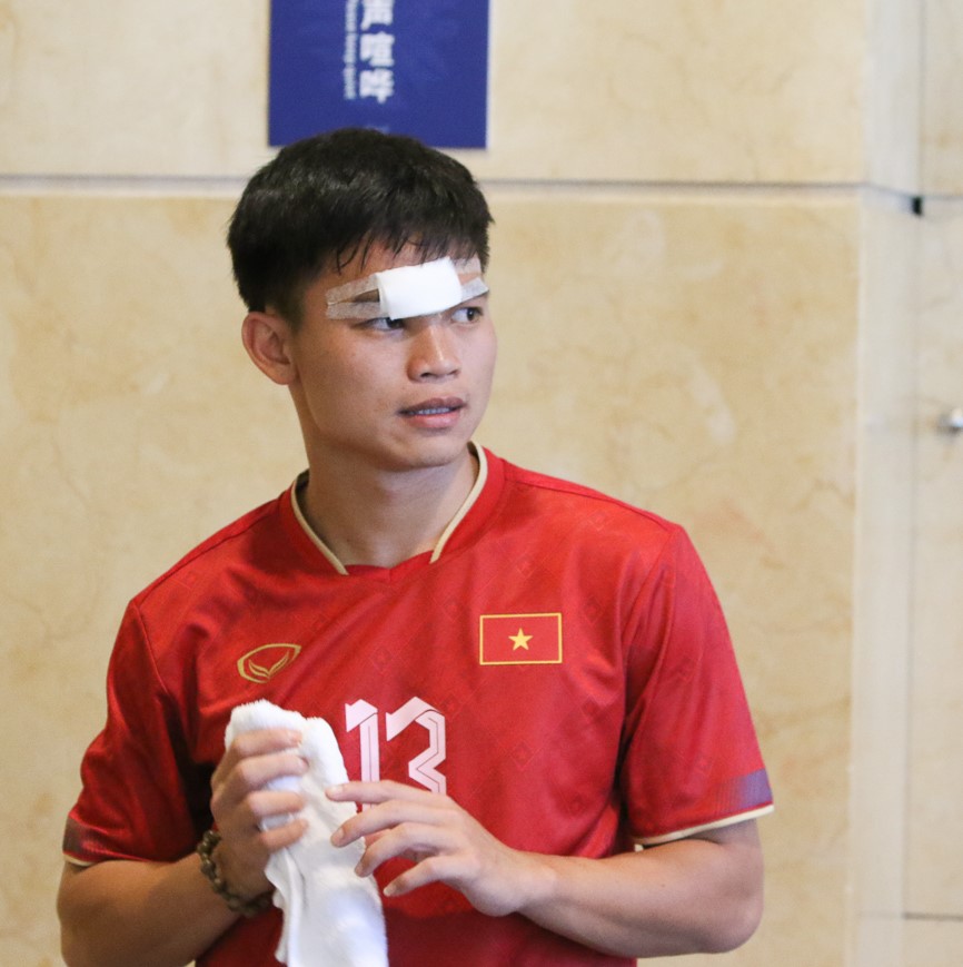 Hậu vệ Việt Nam khâu 7 mũi sau trận thua Trung Quốc