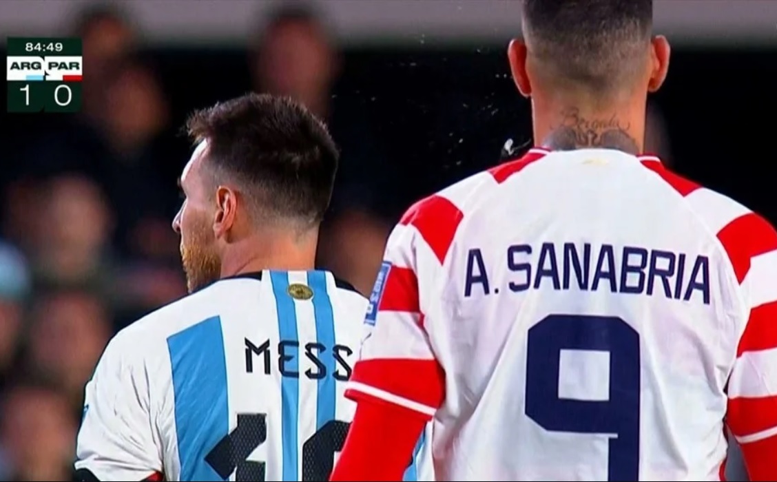 Messi bị cầu thủ Paraguay nhổ nước bọt trong trận đấu