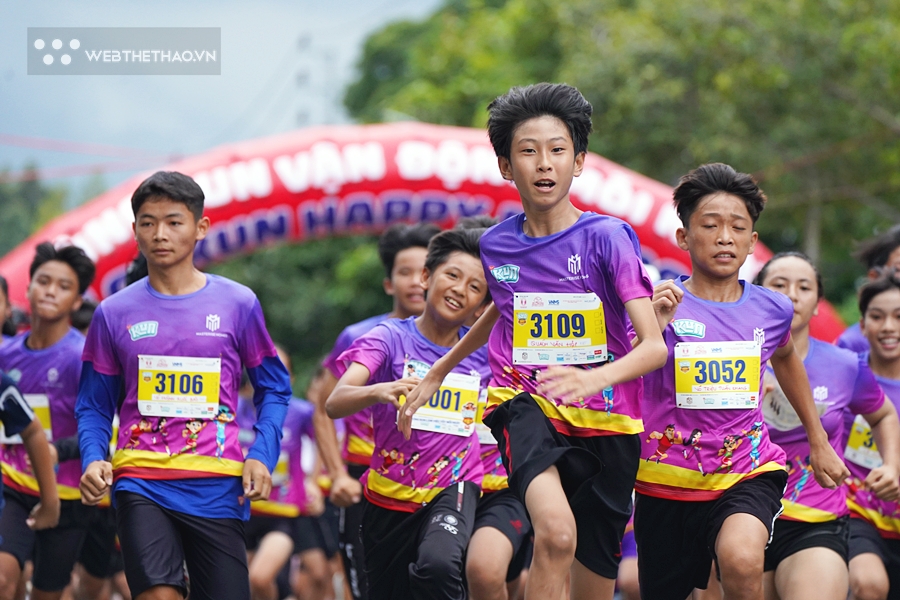 Cơn mưa lớn kh&ocirc;ng thể ngăn cản VĐV nh&iacute; trổ t&agrave;i tại Kid Run Đất Sen Hồng Marathon 2023 Đồng Th&aacute;p