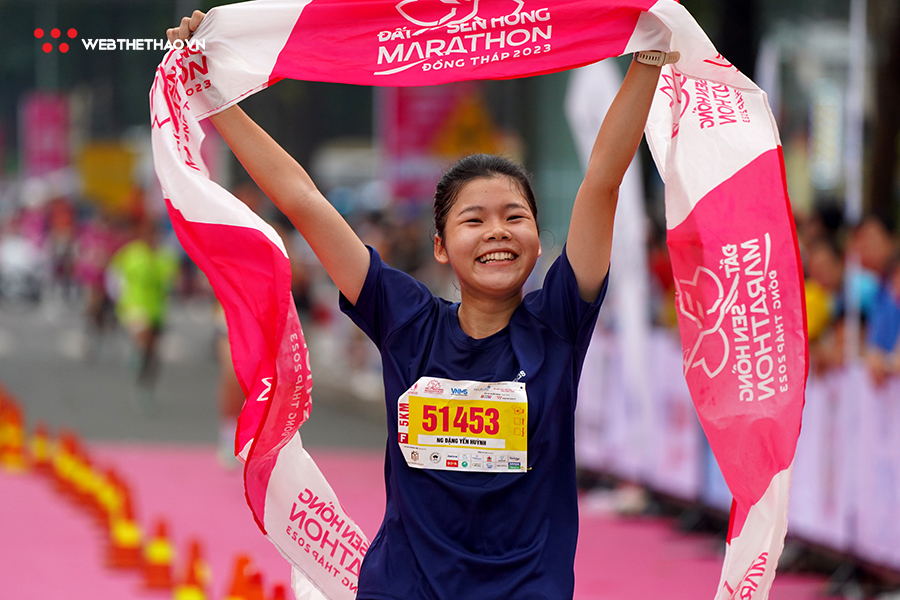 Mồ hôi, nụ cười và những khoảnh khắc ấn tượng Đất Sen Hồng Marathon Đồng Tháp 2023
