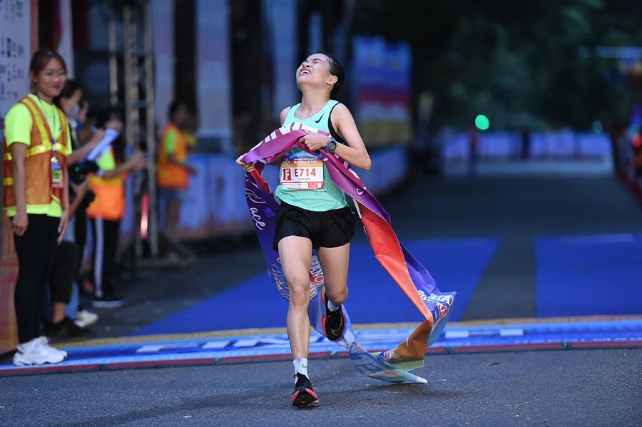 “Ớt tiêu” Lê Thị Tuyết xếp trên hàng loạt VĐV nam, gây ấn tượng mạnh ở giải marathon quốc tế di sản Hà Nội