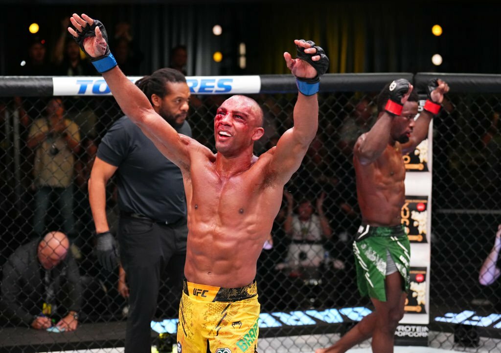 Thắng ngược nghẹt thở, "Thần cước" Edson Barboza phá kỉ lục tiền thưởng UFC