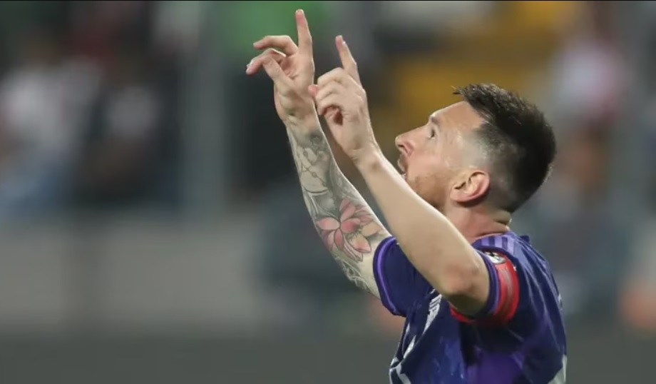 2 bàn thắng đẹp mắt của Messi trong một ngày lịch sử khác cùng Argentina